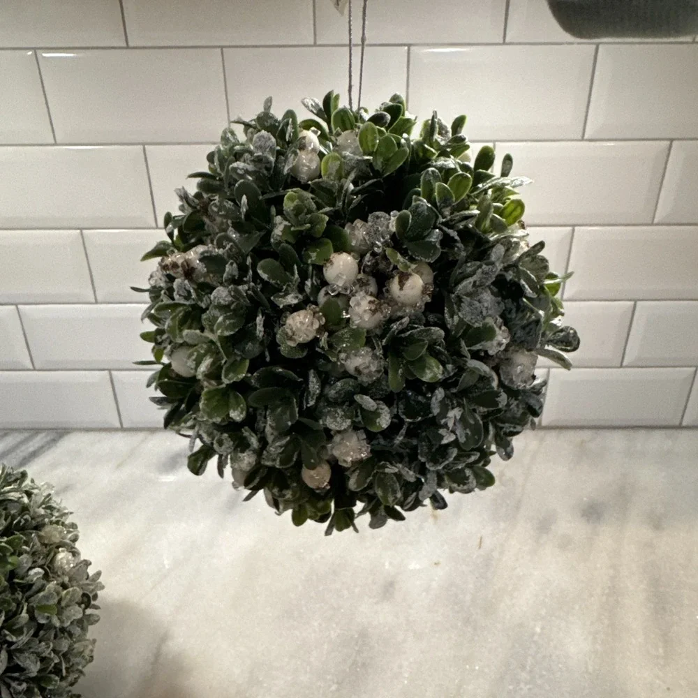 9in& 6in Snow Flocked Boxwood And White Berry Holiday Topiary Kissing Balls GWB4